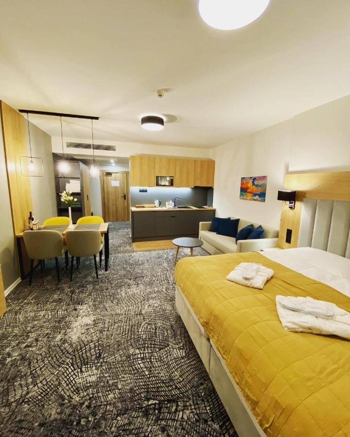 Luxapartmanbesenova Hotel Akvamarin Esterno foto